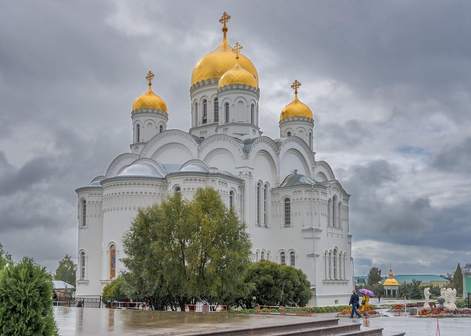 Свято-Троицкий собор в Дивеево в пасмурную погоду