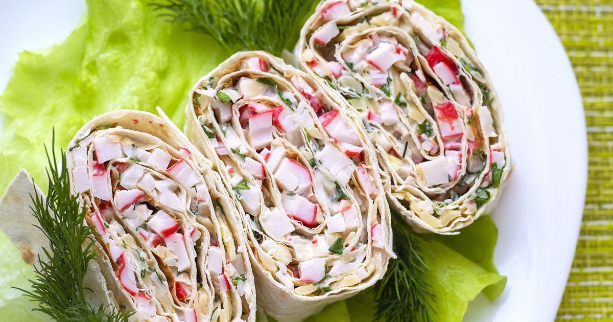 Рулет из лаваша с крабовыми палочками и кукурузой