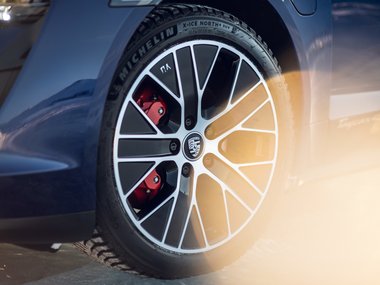 slide image for gallery: 27753 | Porsche Taycan 4S