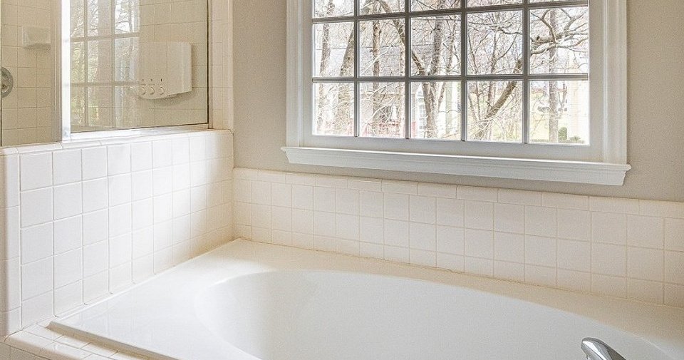 Чем закрыть ванну от пола до бортиков: 7 стильных и практичных вариантов
