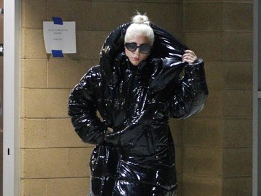 Slide image for gallery: 11007 | Леди Гага. Еще одна любительница эпатажа и размеров оверсайз. Гага тоже выходит в больших мужских костюмах, но больше всего нас впечатляет ее верхняя одежда.