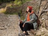 Девушка во время скандинавской ходьбы Девушка во время скандинавской ходьбы