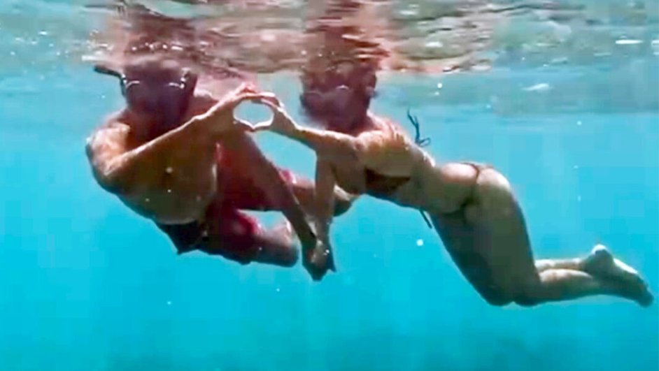 Ани Лорак в крошечном бикини снялась под водой с мужем Ани Лорак в крошечном бикини снялась под водой с мужем