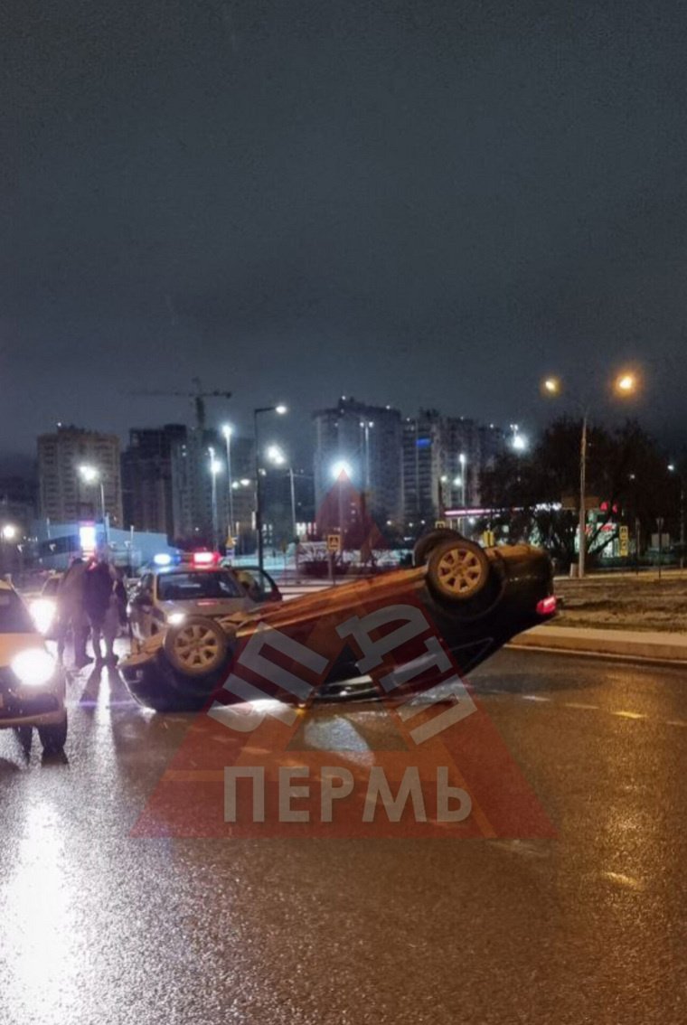 В Перми на перекрестке с круговым движением у ЖД-вокзала перевернулся  автомобиль. Фото - Новости Mail.ru