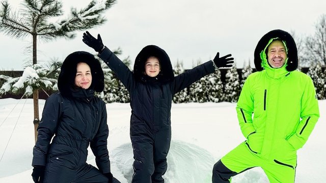 Анна Снаткина и Виктор Васильев с дочерью (фото: соцсети)