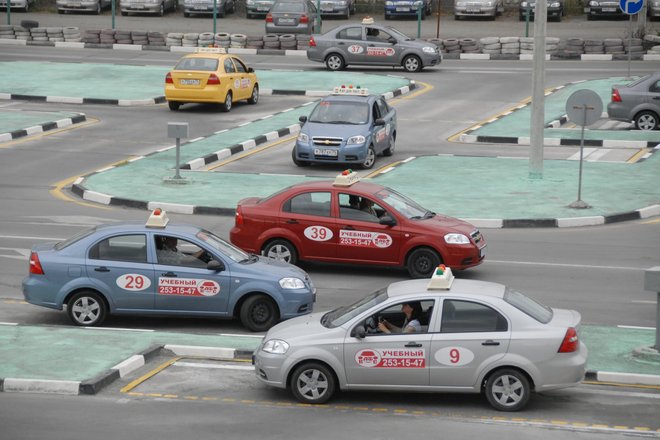 Площадка для практических занятий по вождению в автошколе с автомобилями