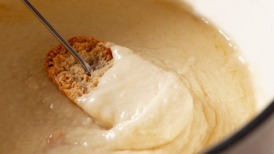 Сметанный соус с сыром, приготовленный в мультиварке Сметанный соус с сыром, приготовленный в мультиварке