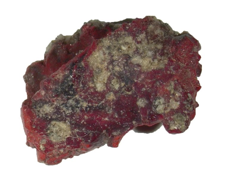 Образец красного тринитита, содержащий недавно идентифицированный квазикристалл. Фото: Luca Bindi and Paul J. Steinhardt