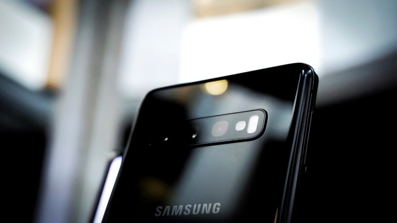 Galaxy S10 – первая серия смартфоновSamsung, в которых фронтальная камера располагалась в круглом вырезе. Фото: Unsplash 