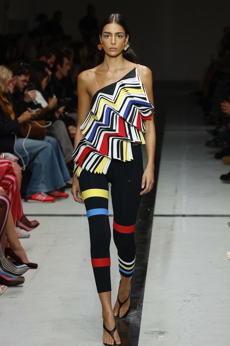 Модель на показе Missoni показывает, с чем носить легинсы, демонстрируя модный образ весны 2025 Модель на показе Missoni показывает, с чем носить легинсы, демонстрируя модный образ весны 2025