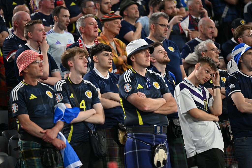 Защитник сборной Шотландии дисквалифицирован на два матча Евро