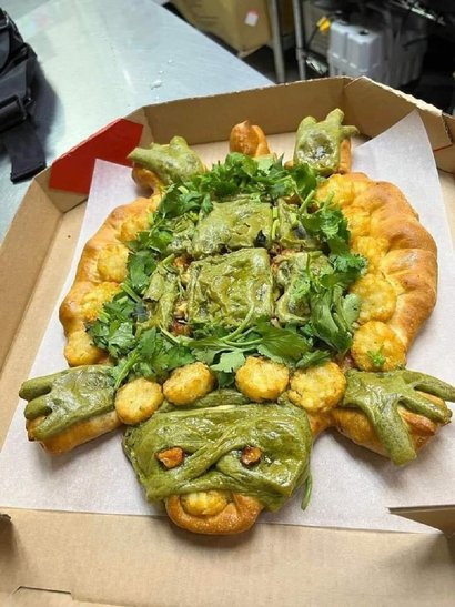 Странная пицца в виде черепахи