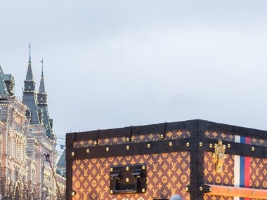 Slide image for gallery: 15913 | Louis Vuitton: гигантский чемодан на Красной площади | Фото: lady.mail.ru, Екатерина Брудная-Челядинова