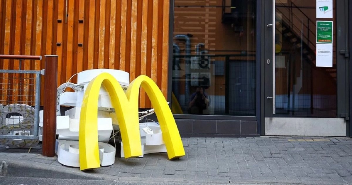 Новый тренд: россияне продают вывески McDonald’s