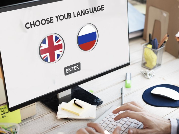 Мужчина выбирает язык на компьютере 