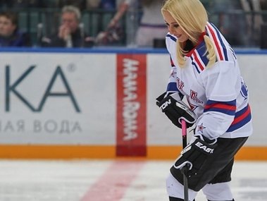 Slide image for gallery: 3834 | Комментарий «Леди Mail.Ru»: Лера Кудрявцева даже увлеклась хоккеем, чтобы разделить интересы мужа