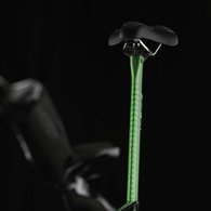 У велосипеда аэродинамическая конструкция: необычный руль, тонкое и высокое кресло и тонкие колеса с заглушками. Фото: New Atlas