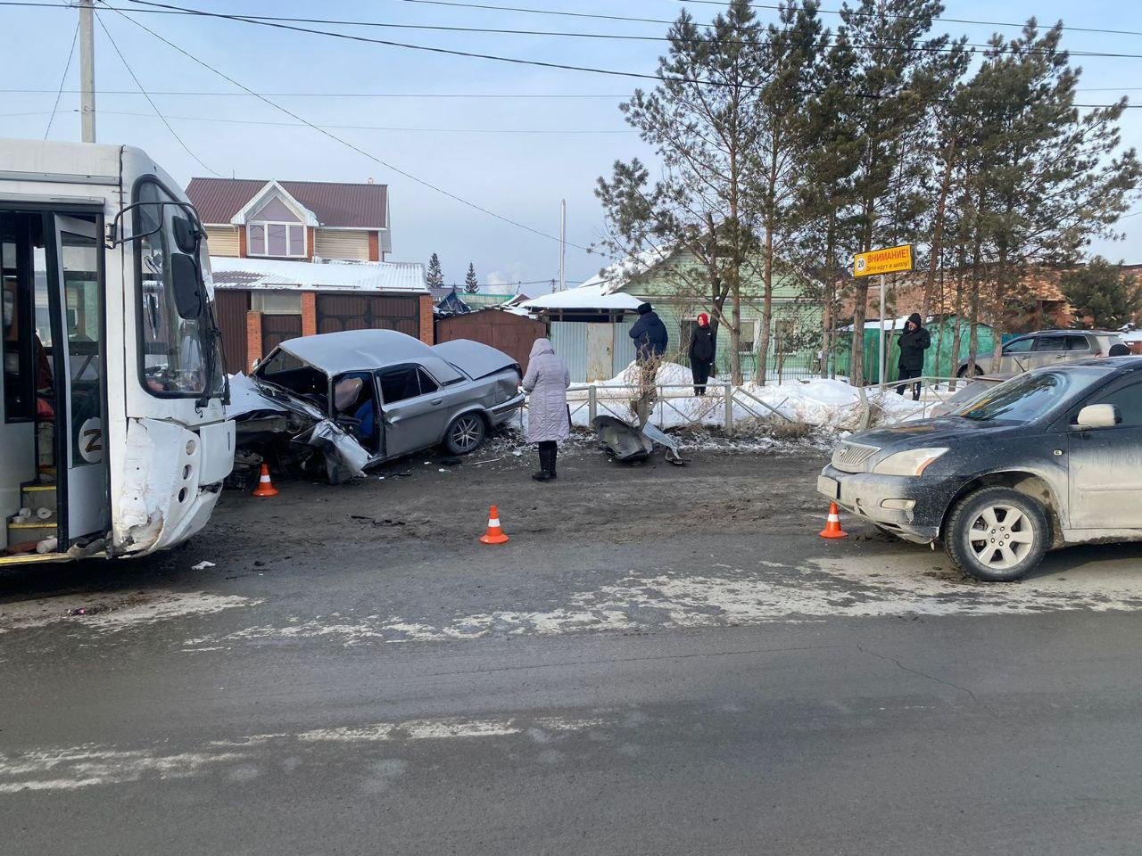 Стали известны подробности массового ДТП с автобусом в Новосибирске -  Новости Mail.ru