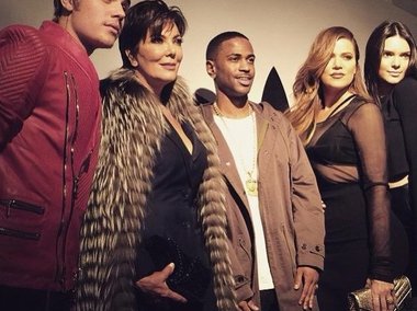 Slide image for gallery: 4822 | «группа поддержки» на показе коллекции adidas Originals x Kanye West — Джастин Бибер (крайний слева), Крис Дженнер (вторая слева), Хлоя Кардашьян и Кендалл Дженнер (крайние справа)