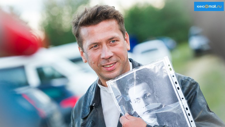 Андрей Мерзликин с портретом Михаила Кошкина