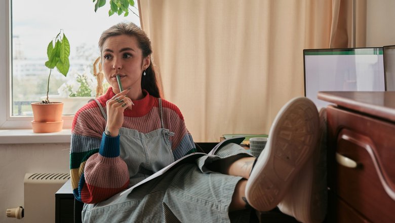 Девушка задумалась над правильным написанием «незачто» или «не за что». Девушка задумалась над правильным написанием «незачто» или «не за что».