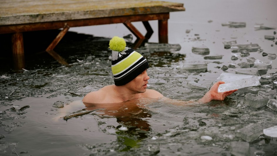 Мужчина купается в холодной воде Мужчина купается в холодной воде