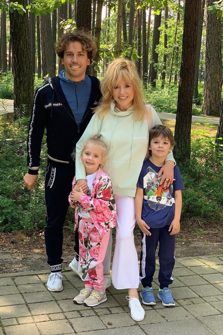 Алла Пугачева и Максим Галкин и детьми Гарри и Лизой Алла Пугачева и Максим Галкин и детьми Гарри и Лизой