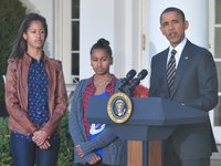 Content image for: 474384 | Малия Обама с сестрой и отцом