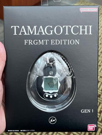 Изображение нового «Тамагочи», созданного в коллаборации с FRGMT, в коробке. Фото: Хироси Фудзивара