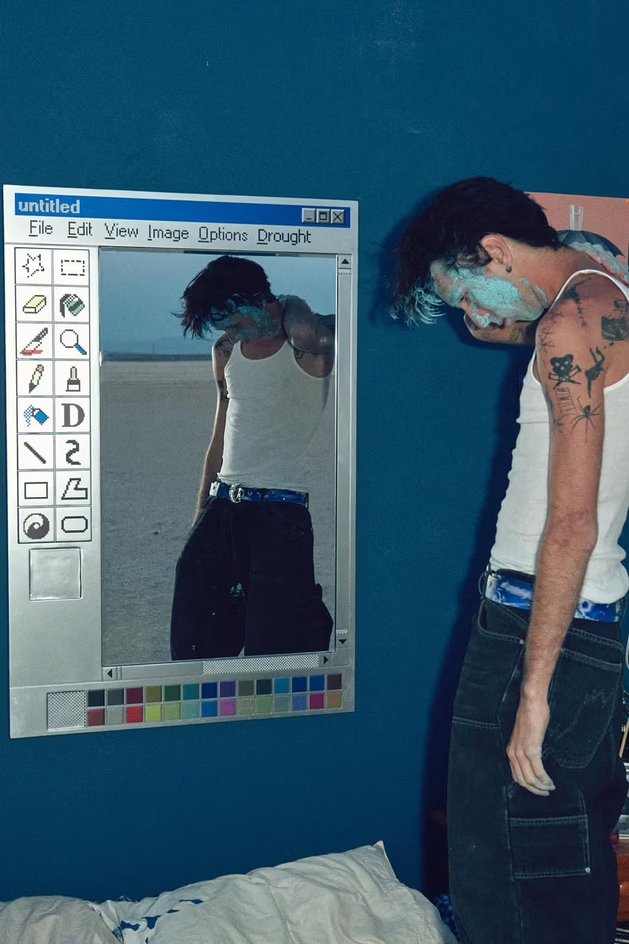 зеркало в стиле MS Paint на стене зеркало в стиле MS Paint на стене