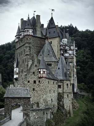 Slide image for gallery: 11689 | Замок Франкенштейна, Германия. Одна из самых крупных в Европе вечеринок, посвященных Хеллоуину, проходит в немецком замке Франкенштейн, расположенном недалеко от Франкфурта-на-Майне. Название замка появилось задолго до знам
