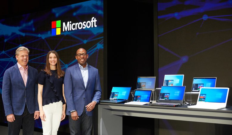 Слева направо: представители Microsoft Ник Паркер, Роанн Сонс и Родни Кларк на Computex 2019. Фото: Microsoft