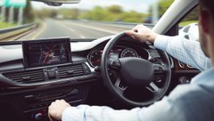 Водитель управляет автомобилем с правым рулем