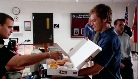 Серийный убийца Декстер в своем полицейском участке имел статус the donut guy — парень, который приносит пончики