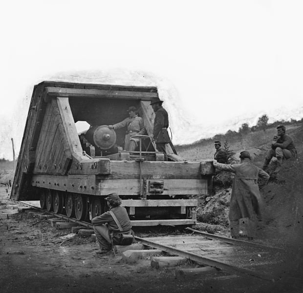 Артиллерийская установка на рельсах — прототип будущего бронепоезда. Фото: Wikimedia/Общественное достояние