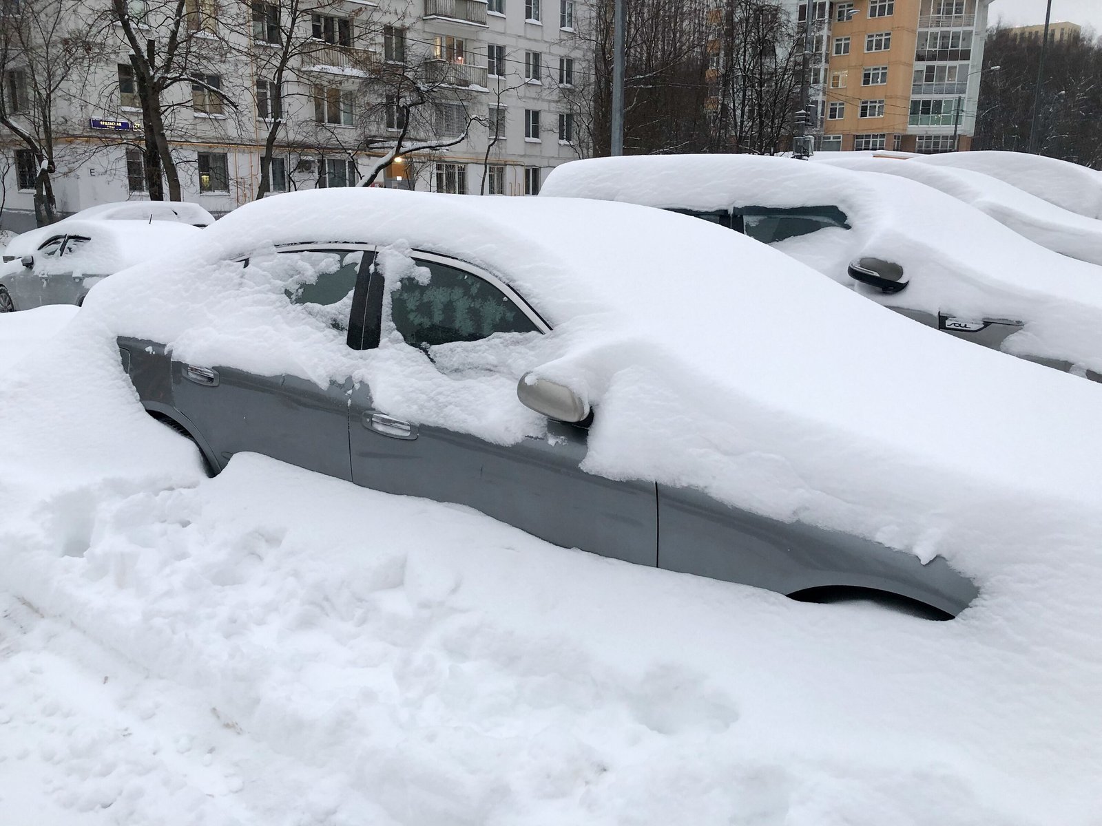 Машина застряла в сугробе. Как выехать и что делать