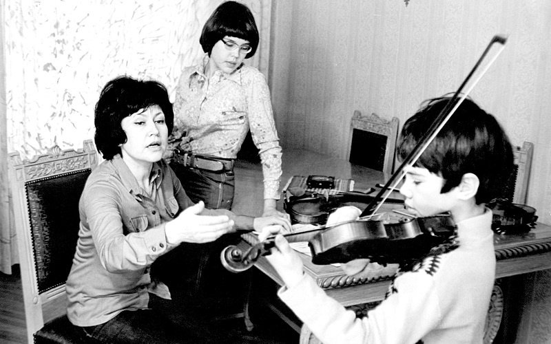 «1976 год. С моей мамой Зорей Шихмурзаевой и сестрой Юлией Бушковой (ныне профессором скрипки в Университете Северного Техаса, США). Это постановочное фото для буклета мамы. С маленькими она не занималась».