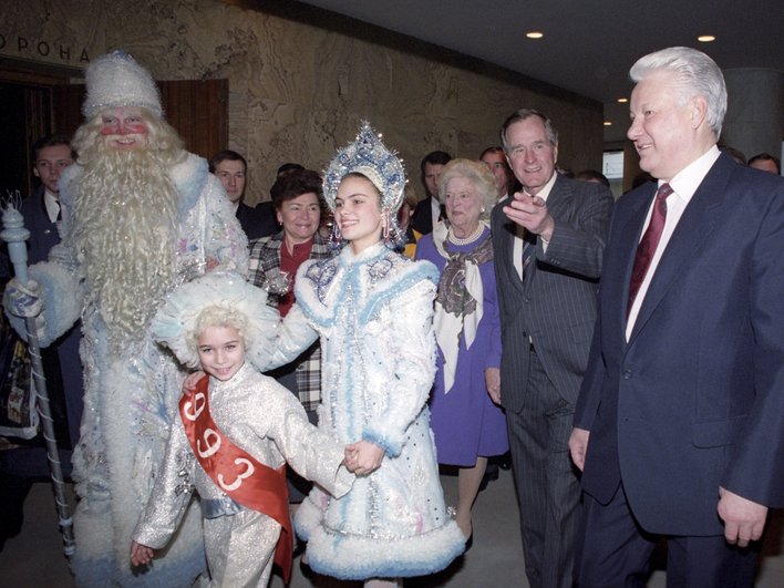 Джордж Буш-старший, Барбара Буш и Борис Ельцин в Москве, 1993 год Джордж Буш-старший, Барбара Буш и Борис Ельцин в Москве, 1993 год