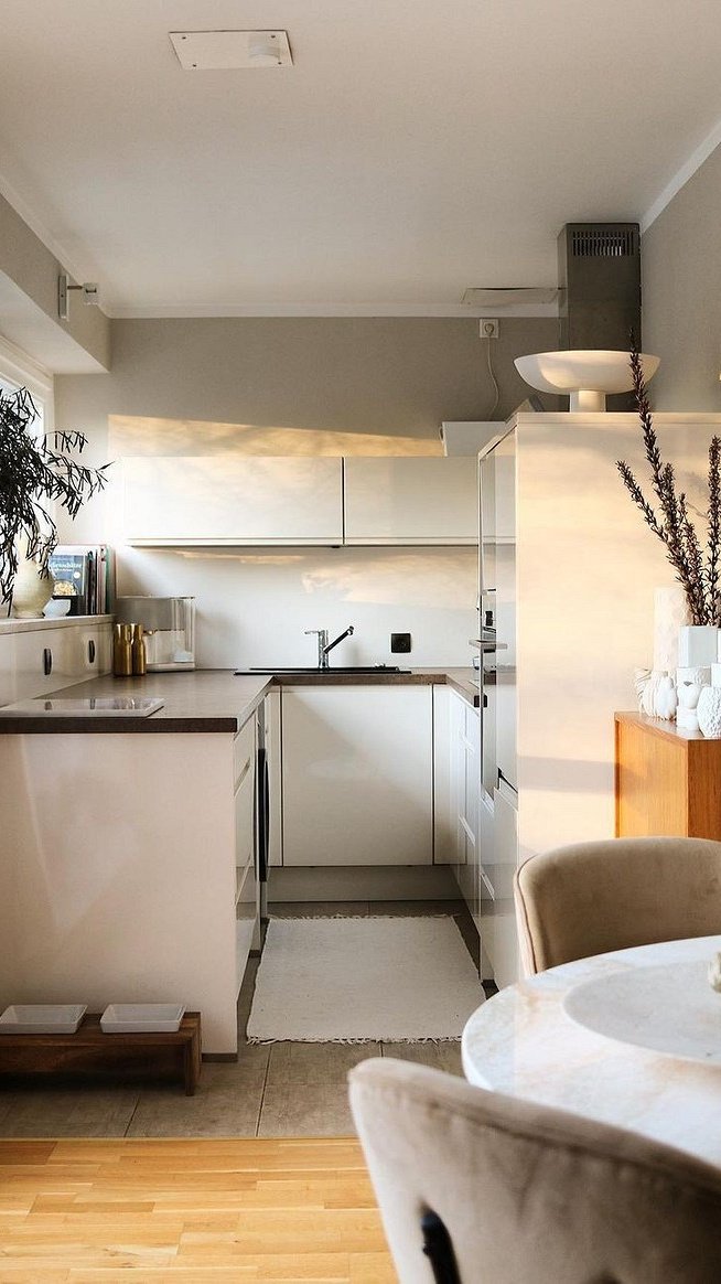 Это стильно: 8 кухонь, где скомбинировали два напольных покрытия