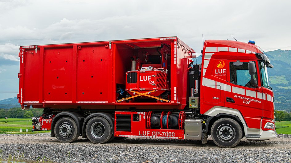 Робот LUF 60 внутри пожарной машины Робот LUF 60 внутри пожарной машины