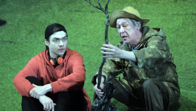 Михаил Ефремов с сыном Николаем в спектакле, 2020 год