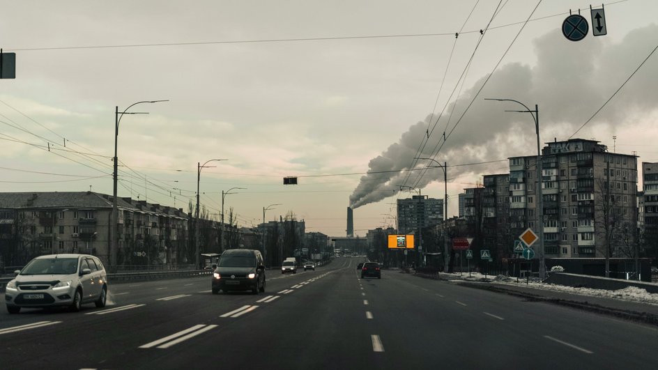 Вечерние города с домами и машинами на дорогах Вечерние города с домами и машинами на дорогах