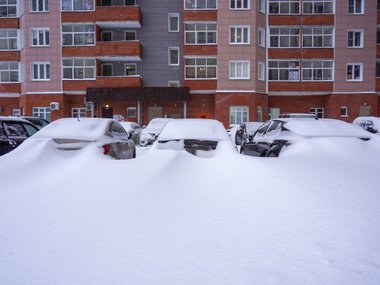 Серия мощных циклонов, которые принесли в Москву сильнейшие за последние полвека снегопады, а также острый дефицит свободных парковочных мест во дворах, простимулировала активность на рынке машино-мест