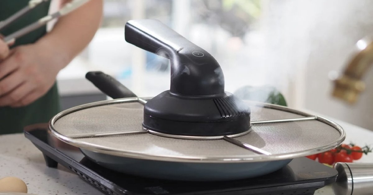Создана техно-крышка для сковородки: она фильтрует масло и заменяет вытяжку
