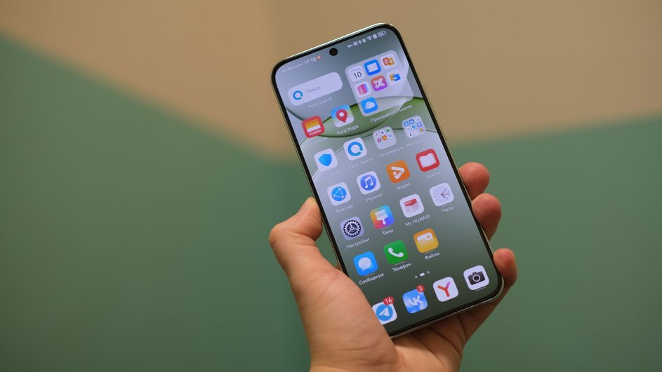 Мужчина держит смартфон с включенным экраном Мужчина держит смартфон с включенным экраном