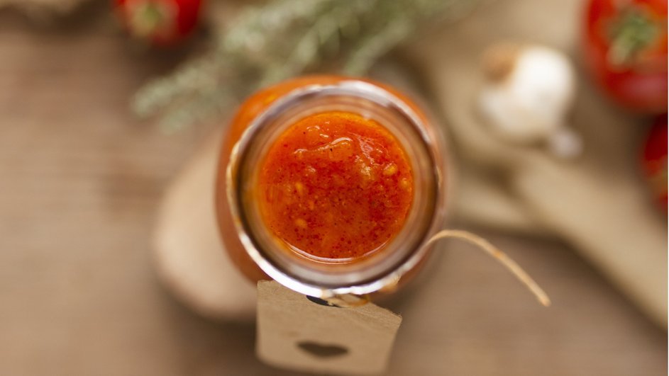 Бутылка с соусом сальса сфотографирована сверху Бутылка с соусом сальса сфотографирована сверху