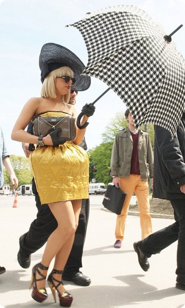 Короткое золотое платье Lady GaGa