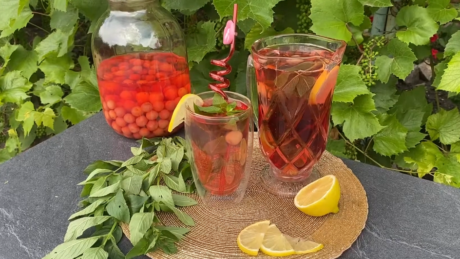 Компот из желтой черешни и лимона в банке и стаканах Компот из желтой черешни и лимона в банке и стаканах