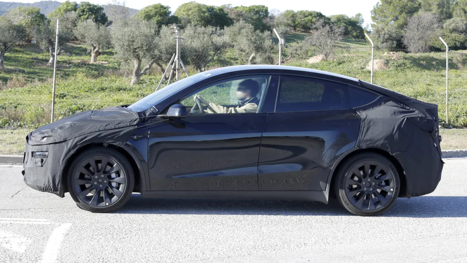 вид сбоку обновленная Tesla Model Y Juniper