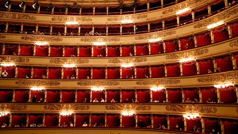 Зрители в защитных масках во вновь открывшейся опере Ла Скала в Милане, Италия